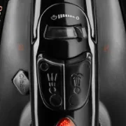 ferro de engomar com botões de vapor e pulverização de água