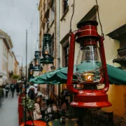 Citronela líquida ideal como iluminante e repelente de mosquitos em bares e esplanadas