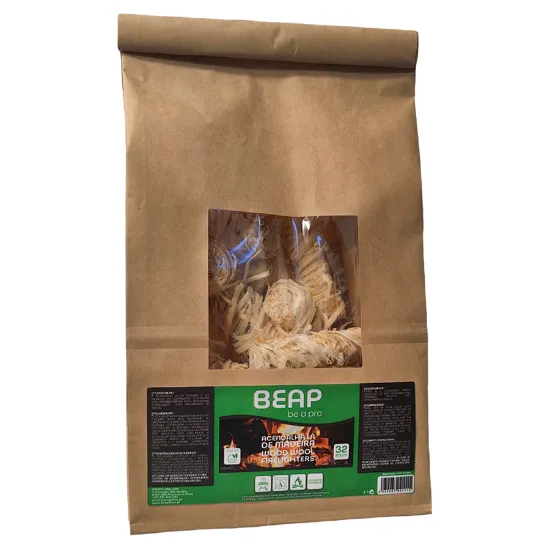 Acendalha lã de madeira é um iniciador de combustão para lareiras e churrascos