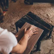 Usado no tratamento de madeiras e curtumes