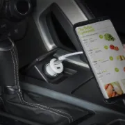 Carregador de isqueiro da marca GRUNDIG, pequeno e compacto