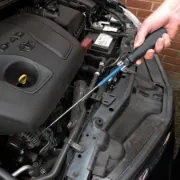 Chave equipada com ponteira magnética extensível