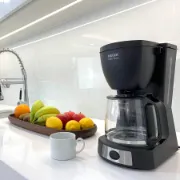 Máquina de café da marca HAEGER de cor preta com design facilmente adaptável a qualquer tipo de cozinha