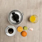 Espremedor de citrinos com capacidade para 800ml ideal para preparar sumos deliciosos para o pequeno-almoço