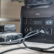 Powerstation com saídas AC, USB-C, USB-A, DC e Jump starter