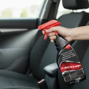 Spray de limpeza multiusos indicado para limpeza de estofos e tapetes, removendo odores indesejados