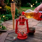 Óleo de citronela ideal como iluminante e repelente de mosquitos em jardins