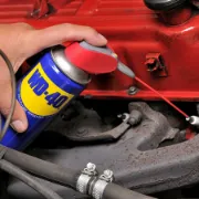 Spray WD-40 lubrifica e desbloqueia peças