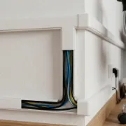 Instalação de calha técnica com adesivo, ideal para esconder cabos e fios em escritórios