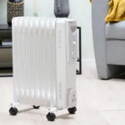 Aquecedor a óleo Alpina em ambiente doméstico